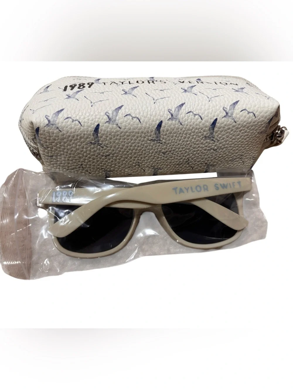 Taylor Swift 1989 (Taylor's Version) Cream Sunglasses and Case - Picture 4 of 6